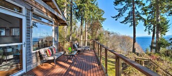 Puget Sound Escape: Private Beach & Oversized Deck