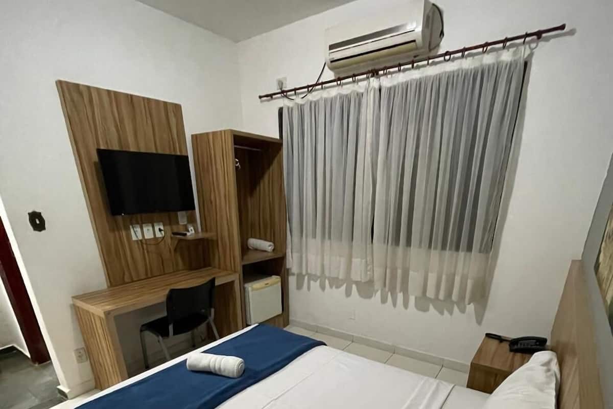 Chambre exécutive double | Fer et planche à repasser, accès au Wi-Fi (inclus), literie fournie
