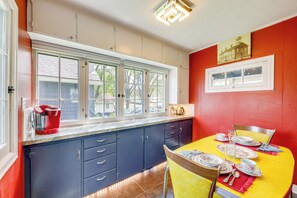 Interior - Homey Cottage With Sunroom & Smart TV! (Highland)