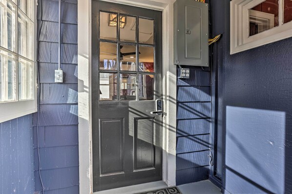 Cottage (1 Bedroom) | Interior - Homey Cottage With Sunroom & Smart TV! (Highland)