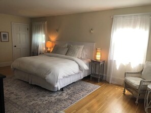 3 bedrooms, iron/ironing board, WiFi, bed sheets - Avail Sept-June. Charming 3 bedroom home. Walk to shops, restaurants, Cliff Walk (Newport)