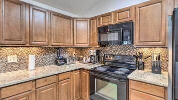 House (2 Bedrooms) | Private kitchen | Microwave, oven, stovetop, dishwasher