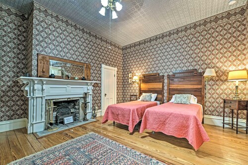 The Lilly House: Historic Glen Rose Home w/ Porch!