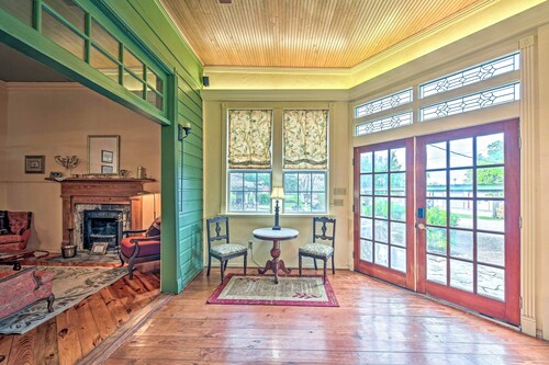 The Lilly House: Historic Glen Rose Home w/ Porch!