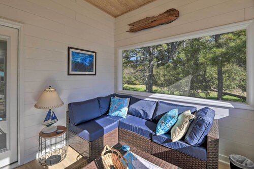 Beaufort Pad w/ Patio: 3 Blocks to Waterfront!