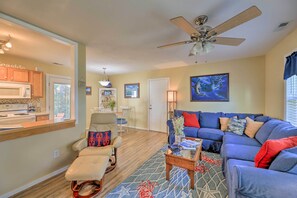 Interior - Beaufort Pad w/ Patio: 3 Blocks to Waterfront! (Beaufort)