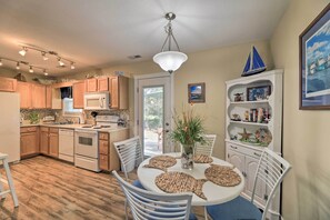 Interior - Beaufort Pad w/ Patio: 3 Blocks to Waterfront! (Beaufort)