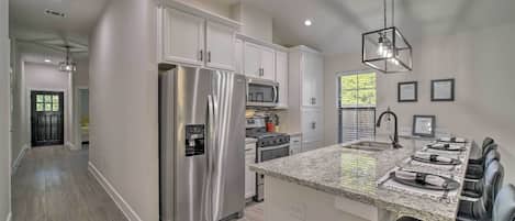 Huis (3 Bedrooms) | Privékeuken | Een microgolfoven, een oven, een kookplaat, een vaatwasser