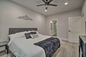 ハウス (3 Bedrooms) | 3 室のベッドルーム、ノートパソコン用作業スペース、アイロン / アイロン台、ベッドシーツ