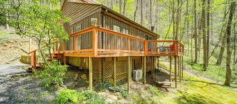 Creekside Cabin w/ Deck & Grill in Whittier!