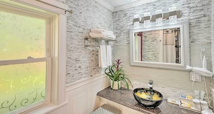 Cute Ellsworth Home w/ Deck, 16 Mi to Acadia!