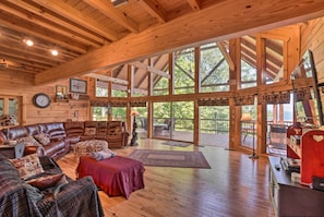 House (6 Bedrooms) | Interior