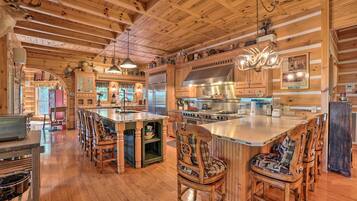 House (6 Bedrooms) | Interior