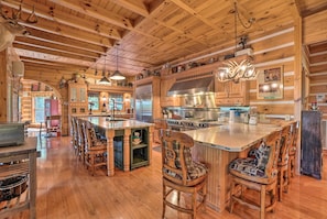House (6 Bedrooms) | Interior