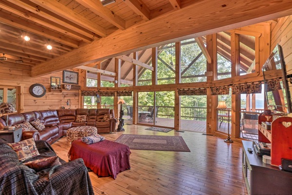 House (6 Bedrooms) | Interior
