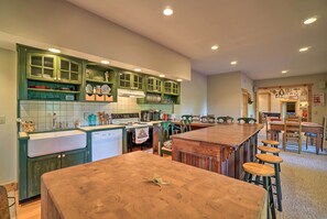 House (6 Bedrooms) | Interior