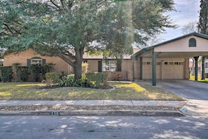 House (4 Bedrooms) | Interior - San Antonio Home w/ Pool, Near Lackland Afb! (San Antonio)