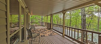 Secluded Edgemont Getaway w/ Huge Outdoor Deck!