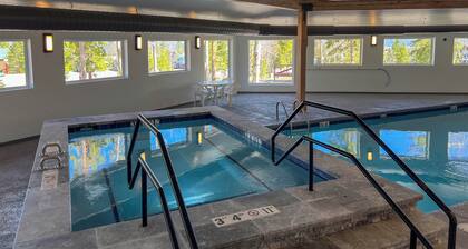 Silverthorne Condo w/ Views ~ 11 Mi to Ski Slopes