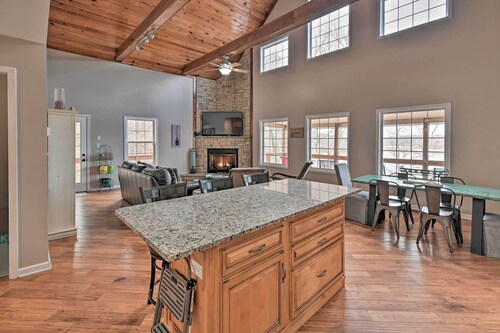 Lakefront Retreat w/ Views, Near Mammoth Cave!