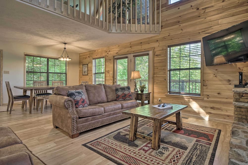 Hot Tub & Private Deck: Rustic Pigeon Forge Cabin