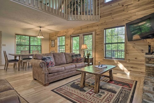 Hot Tub & Private Deck: Rustic Pigeon Forge Cabin