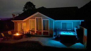 A house with a patio area, a fire pit, and a hot tub. - 3 Mi to Rmnp! Mtn-view Retreat in Estes Park (Estes Park)