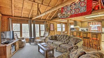 Nhà (2 Bedrooms) | Khu phòng khách | TV, lò sưởi, đầu đĩa DVD, sách