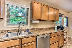 Cottage (2 Bedrooms) | Interior - Walk to Dtwn Forney: 'gigi's Place' w/ Fire Pit (Forney)