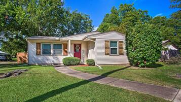 Cottage (2 Bedrooms) | Front of property