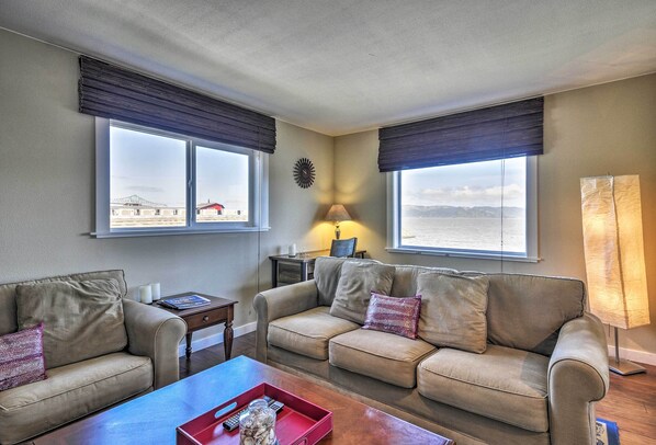 Interior - Waterfront Condo on Pier in Downtown Astoria! (Astoria)