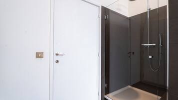 Douche, sèche-cheveux, serviettes fournies, savon