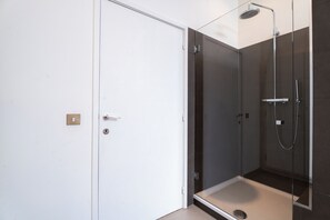 تجهيزات دش، مجففات شعر، مناشف، صابون