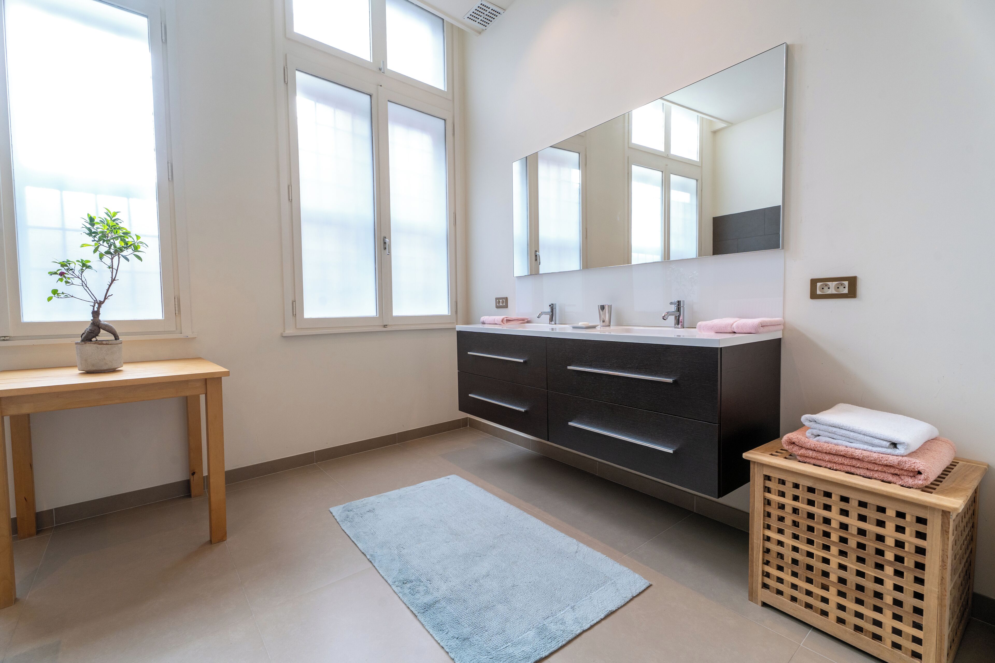 Douche, sèche-cheveux, serviettes fournies, savon
