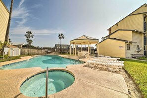 Outdoor pool - Bright and Breezy Condo, 2 Mi to Whitecap Beach! (Corpus Christi)