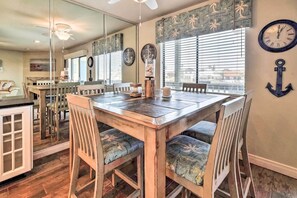 Apartment (2 Bedrooms) | Private kitchen | Microwave, oven, stovetop, dishwasher - Bright and Breezy Condo, 2 Mi to Whitecap Beach! (Corpus Christi)
