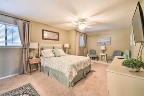 Apartment (2 Bedrooms) | 2 bedrooms, iron/ironing board, free cribs/infant beds, bed sheets - Bright and Breezy Condo, 2 Mi to Whitecap Beach! (Corpus Christi)