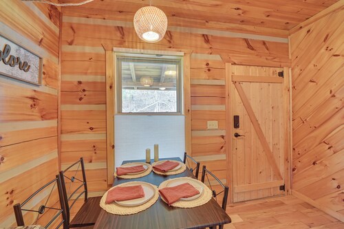 Pet-friendly Cabin w/ Hot Tub in Daniel Boone NF