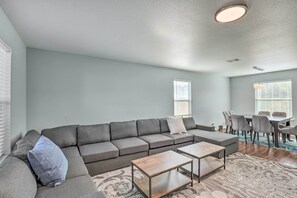 TV - Spacious + Sunny Austin Home ~ 12 Mi to Dtwn! (Austin)