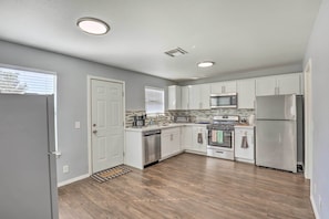 Hus (4 Bedrooms) | Eget kök | Mikrovågsugn, ugn, spishäll och diskmaskin