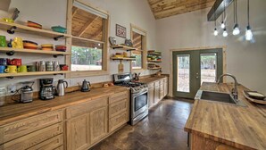Una cucina con mobili in legno, un fornello e un lavello.