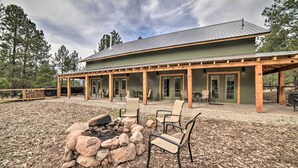 Un lodge con patio coperto, posti a sedere all'aperto e un braciere.