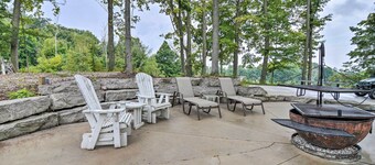 Modern Arcadia Farmhouse on 80 Acres w/ Fire Pit!