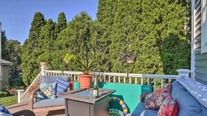 A deck with outdoor furniture, a fire pit, and potted plants. - New London Hideaway Near Beaches & Local Spots! (New London)