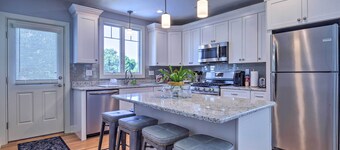 New London Hideaway Near Beaches & Local Spots!