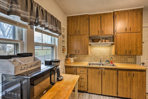 Lakewood Home w/ Yard ~ 8 Mi to Cleveland!