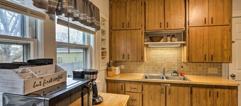 Lakewood Home w/ Yard ~ 8 Mi to Cleveland!