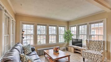 Nhà (2 Bedrooms) | Khu phòng khách | TV màn hình phẳng