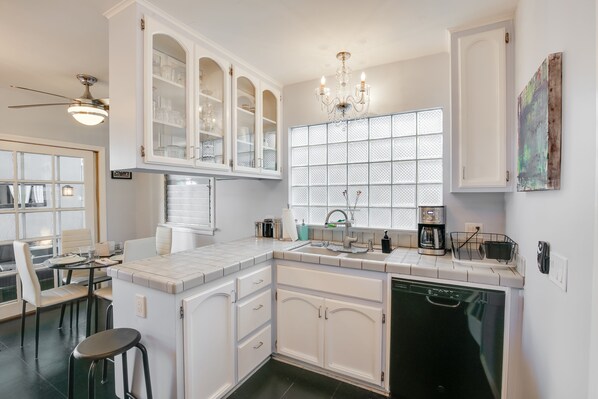 Mikroaaltouuni, uuni, liesi, astianpesukone