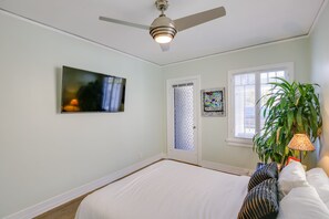 2 makuuhuonetta, kannettavalle tietokoneelle sopiva työtila